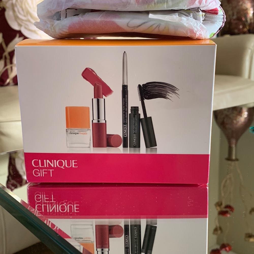 6 pc Clinique with small makeup bag